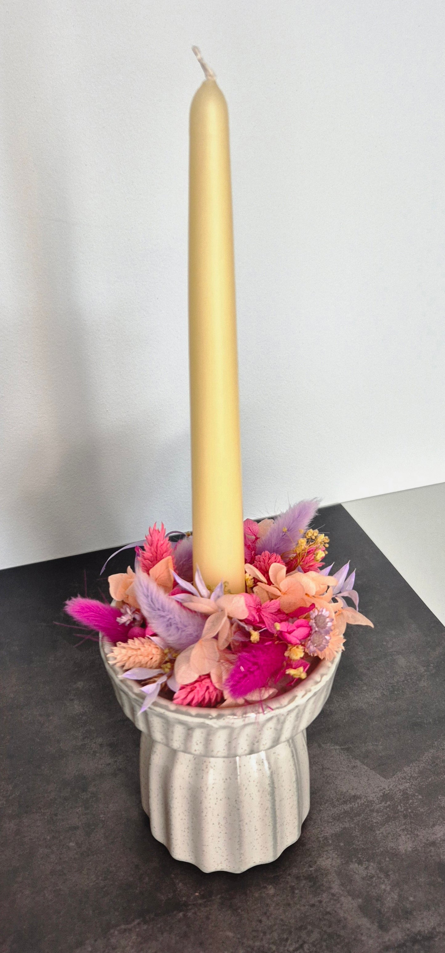 Kerzenhalter mit Trockenblumenkranz und Stabkerze "pastellgelb"