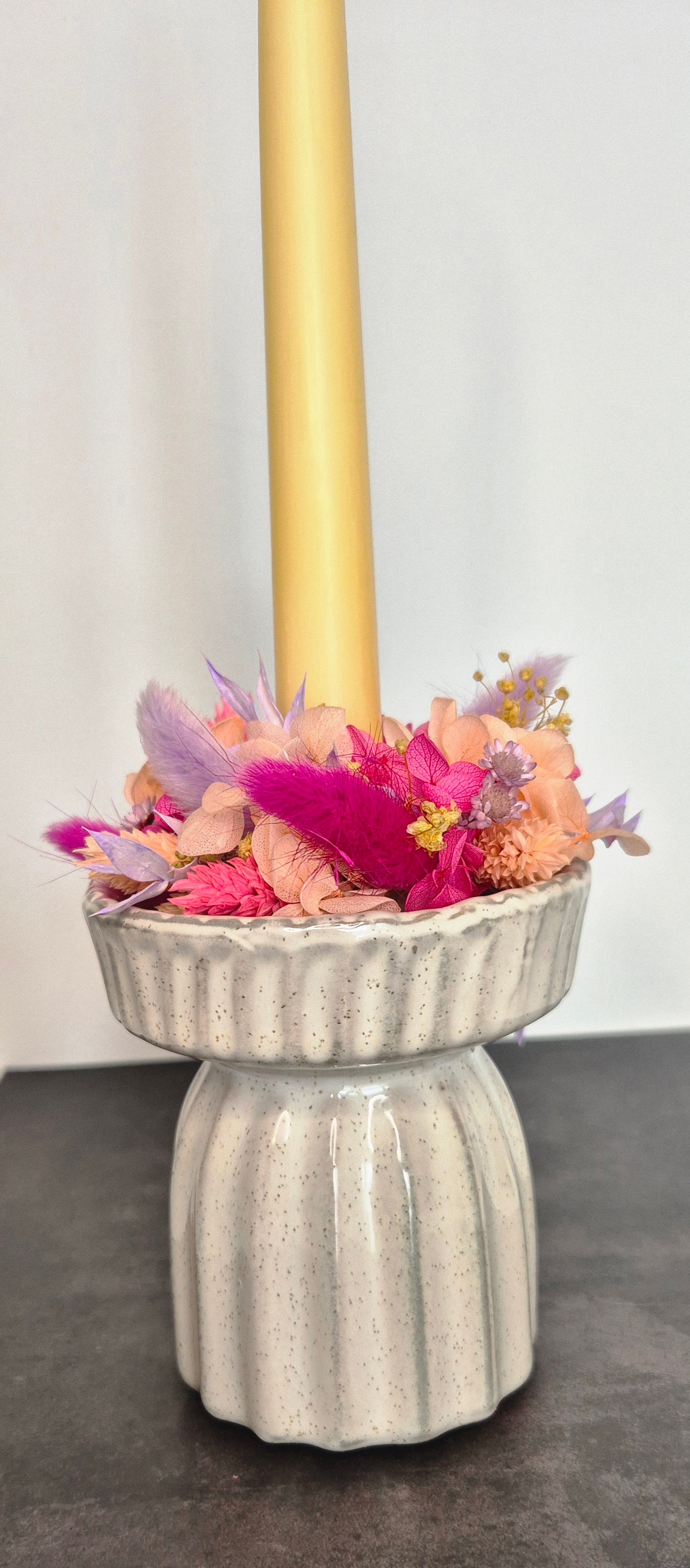 Kerzenhalter mit Trockenblumenkranz und Stabkerze "pastellgelb"