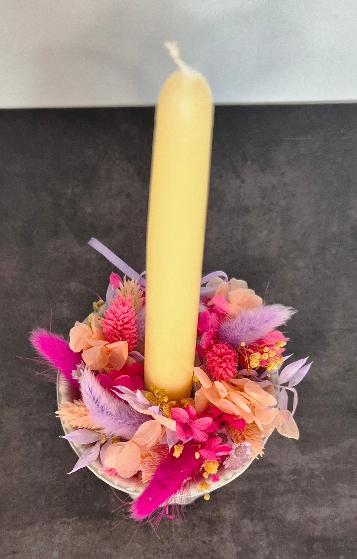 Kerzenhalter mit Trockenblumenkranz und Stabkerze "pastellgelb"