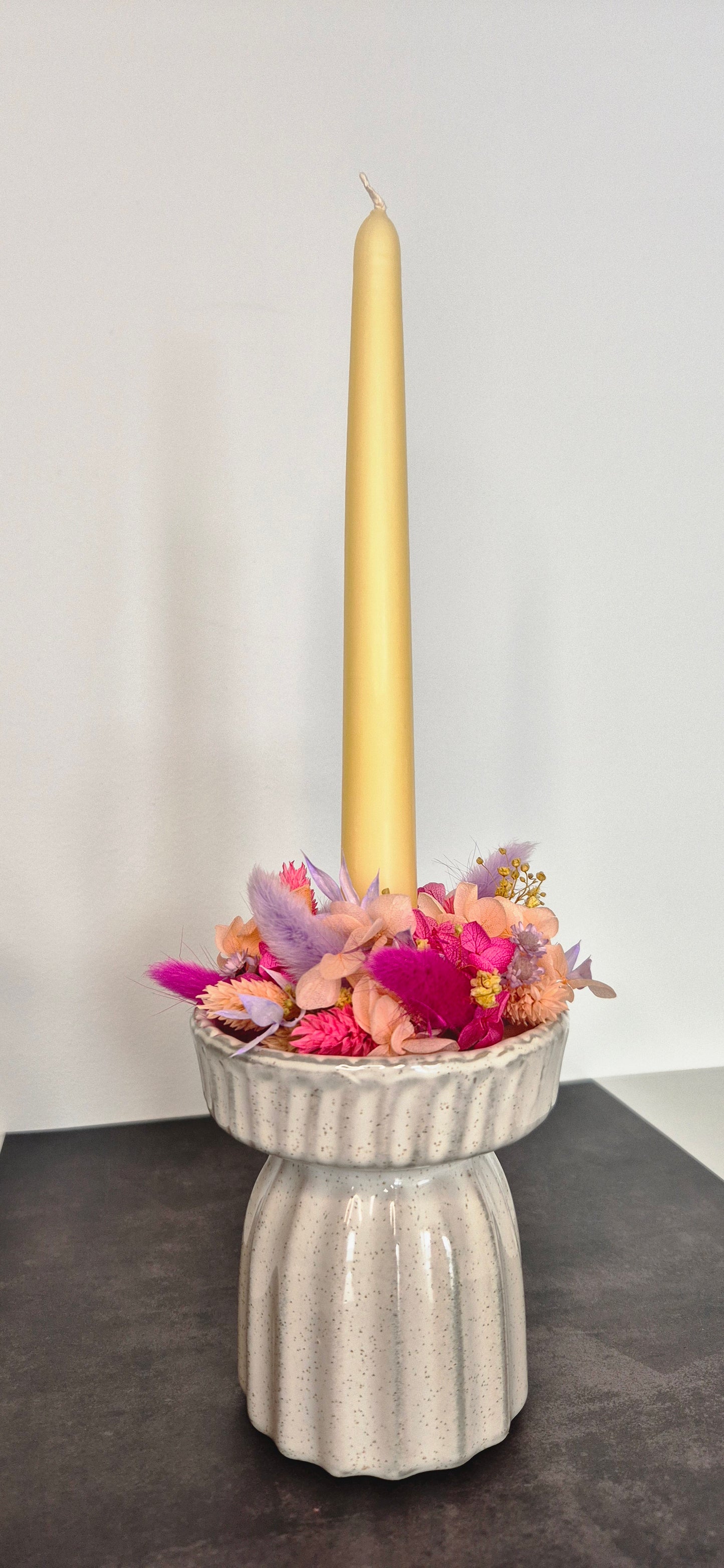Kerzenhalter mit Trockenblumenkranz und Stabkerze "pastellgelb"