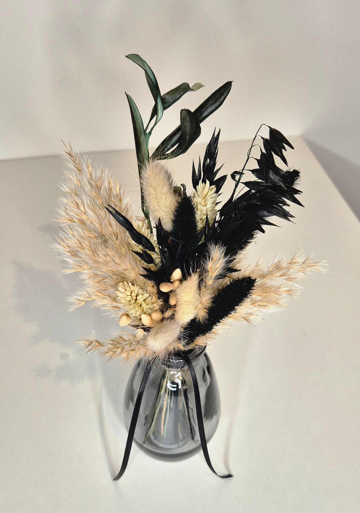 Kleiner Strauß mit Glasvase und Trockenblumen "BlackNature"