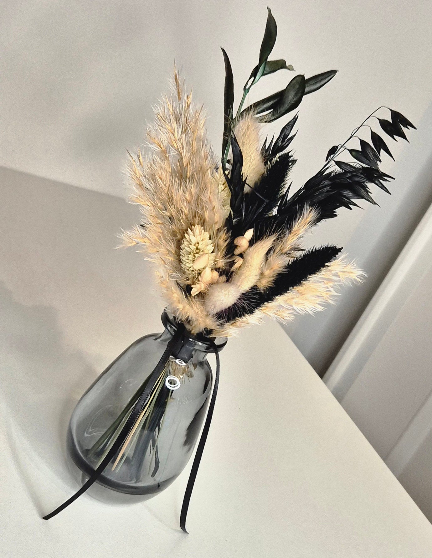 Kleiner Strauß mit Glasvase und Trockenblumen "BlackNature"