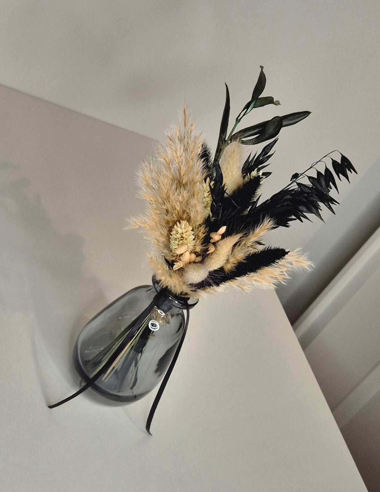 Kleiner Strauß mit Glasvase und Trockenblumen "BlackNature"