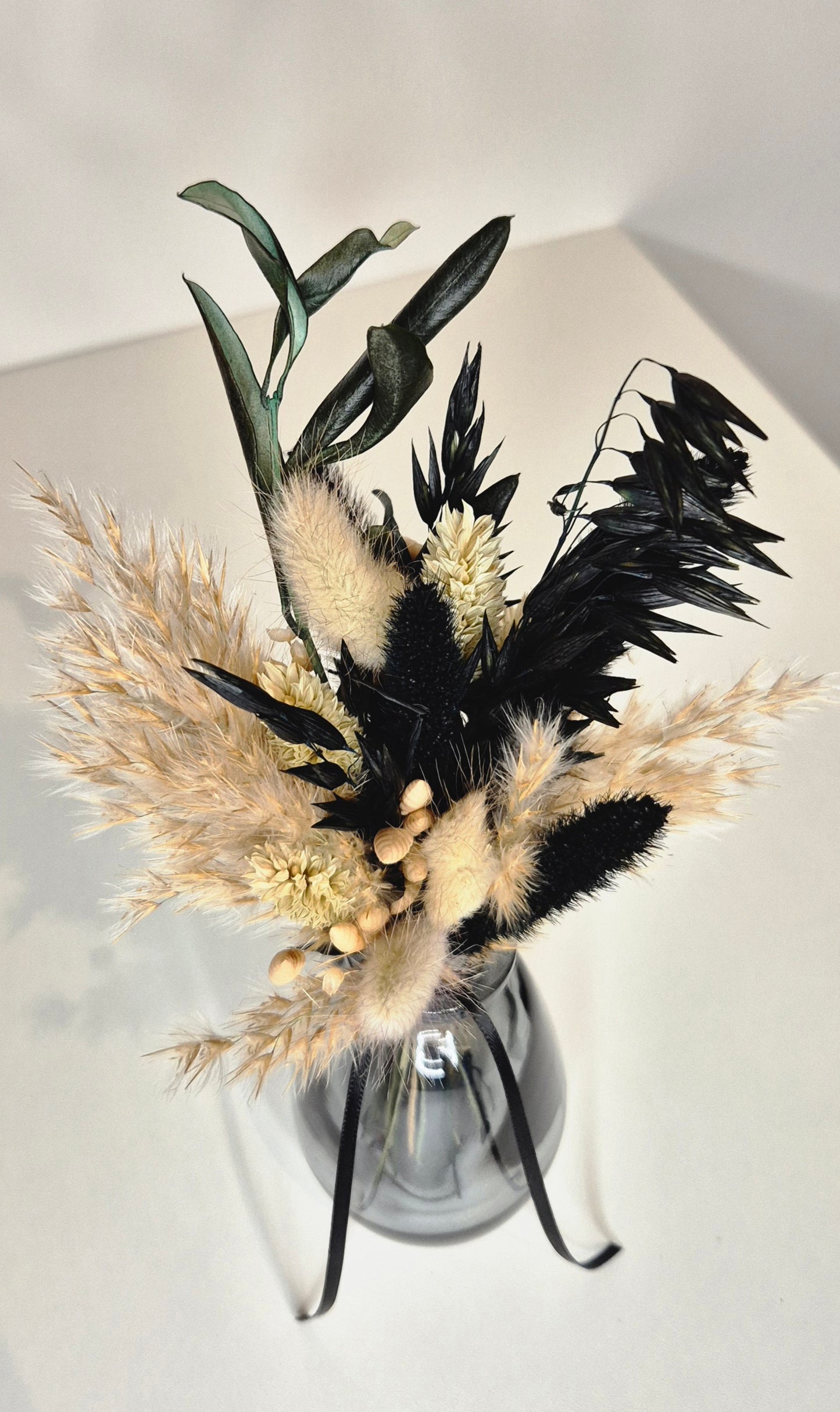 Kleiner Strauß mit Glasvase und Trockenblumen "BlackNature"