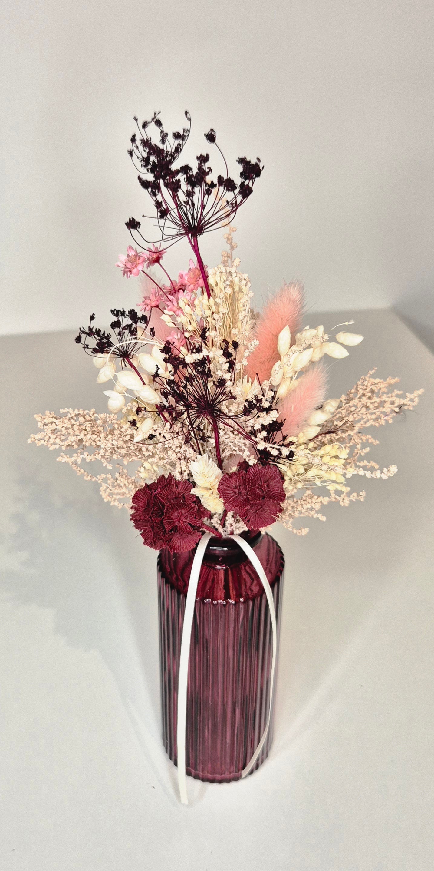 Kleiner Strauß mit Glasvase und Trockenblumen "Bordeaux"