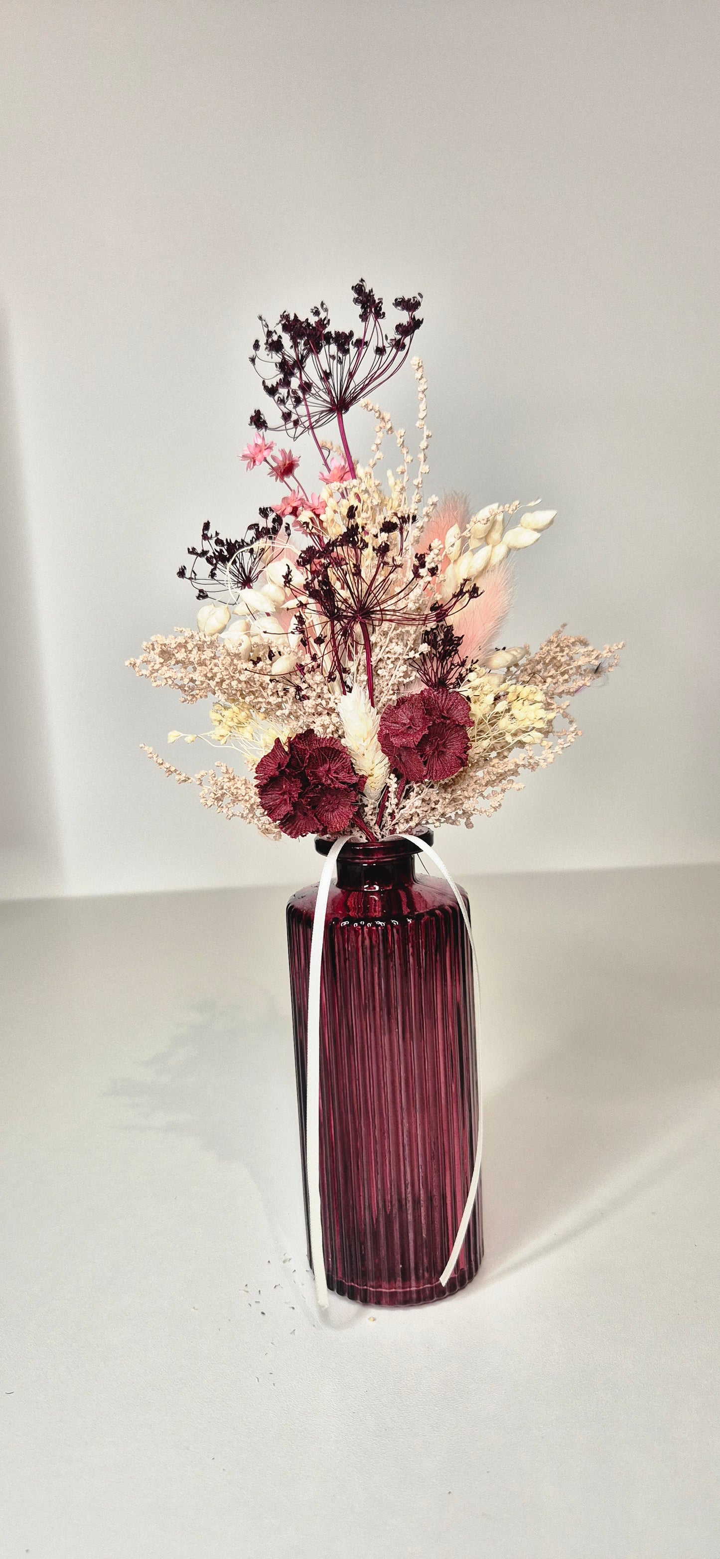 Kleiner Strauß mit Glasvase und Trockenblumen "Bordeaux"