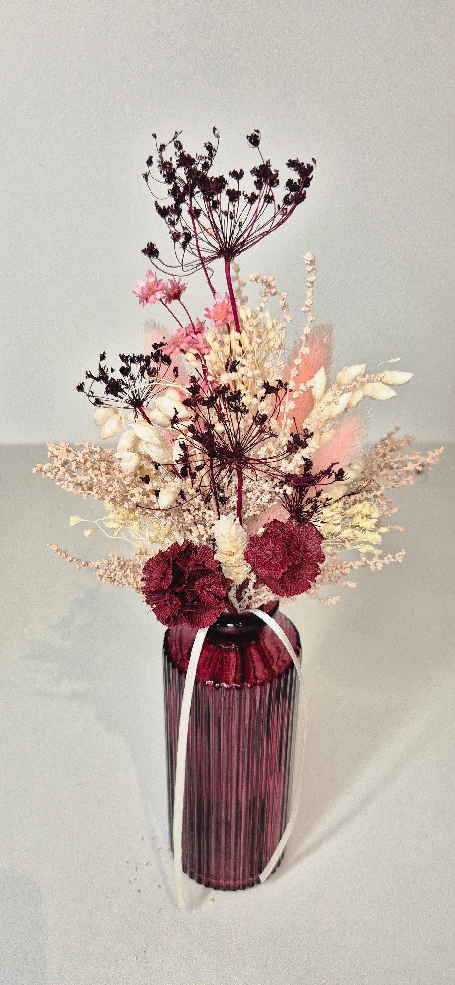 Kleiner Strauß mit Glasvase und Trockenblumen "Bordeaux"