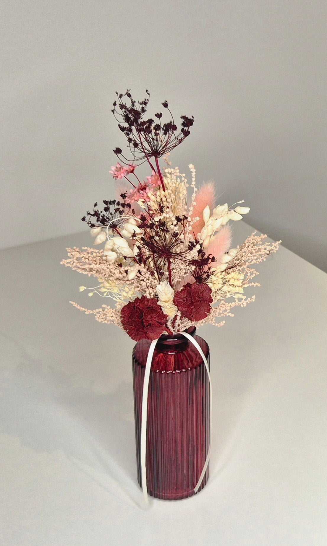 Kleiner Strauß mit Glasvase und Trockenblumen "Bordeaux"