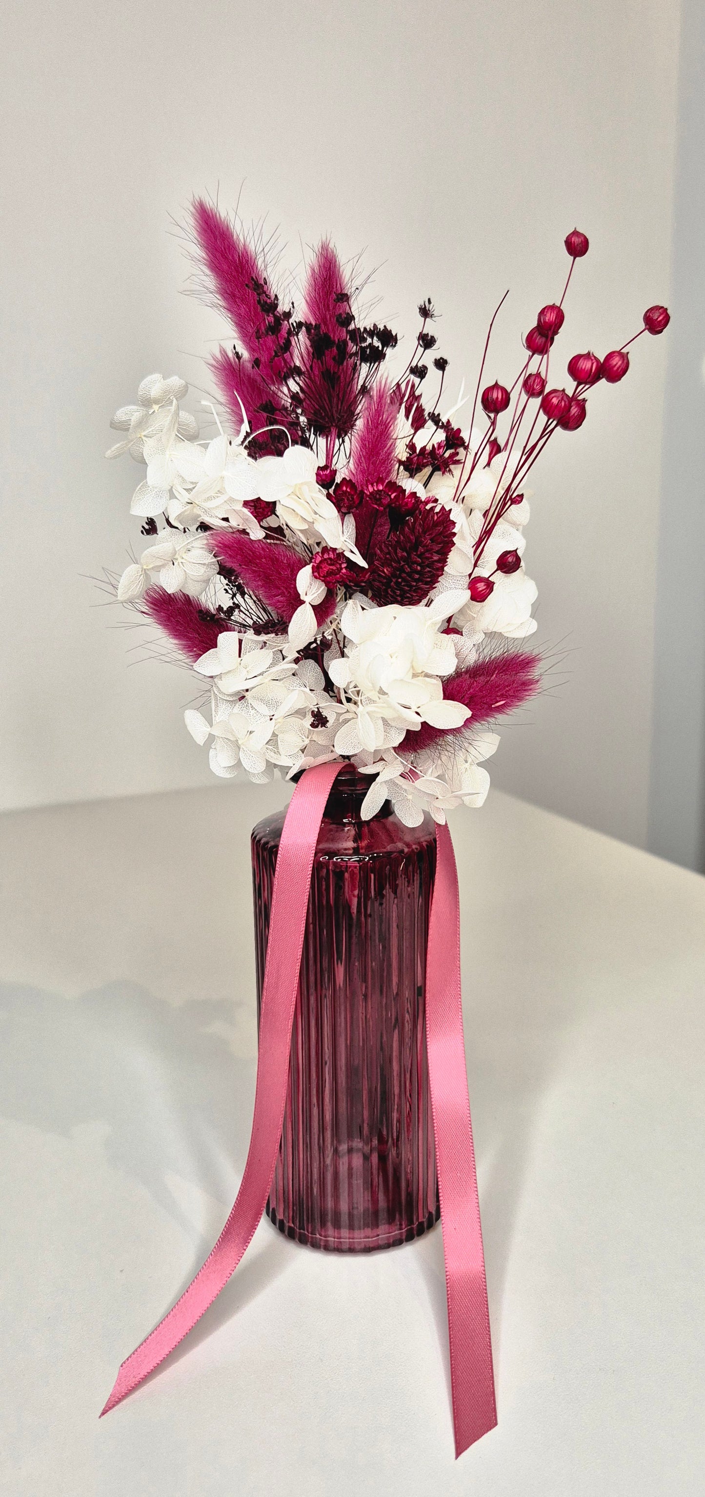 Kleiner Strauß mit Glasvase und Trockenblumen "Bodeaux-Weiß"