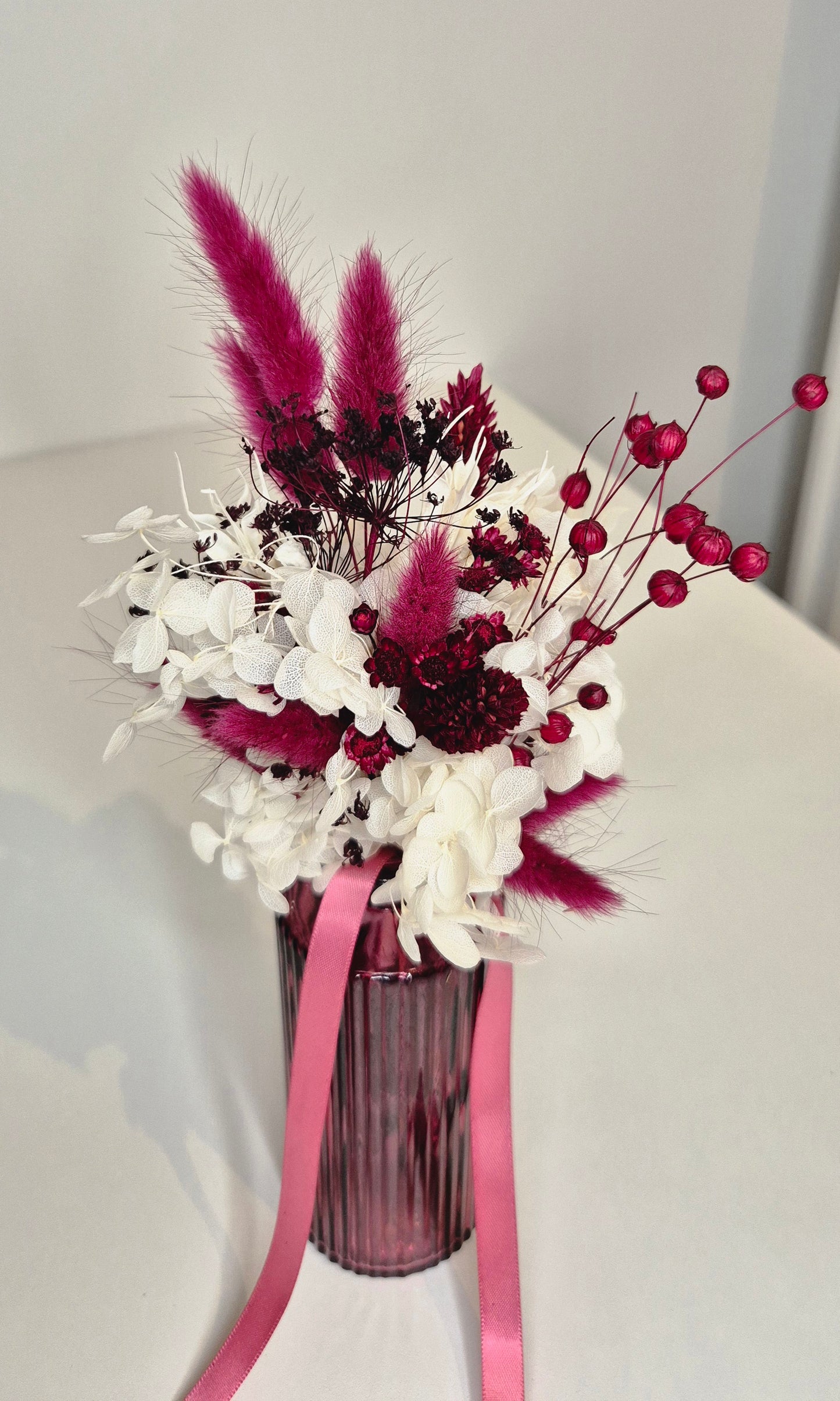 Kleiner Strauß mit Glasvase und Trockenblumen "Bodeaux-Weiß"
