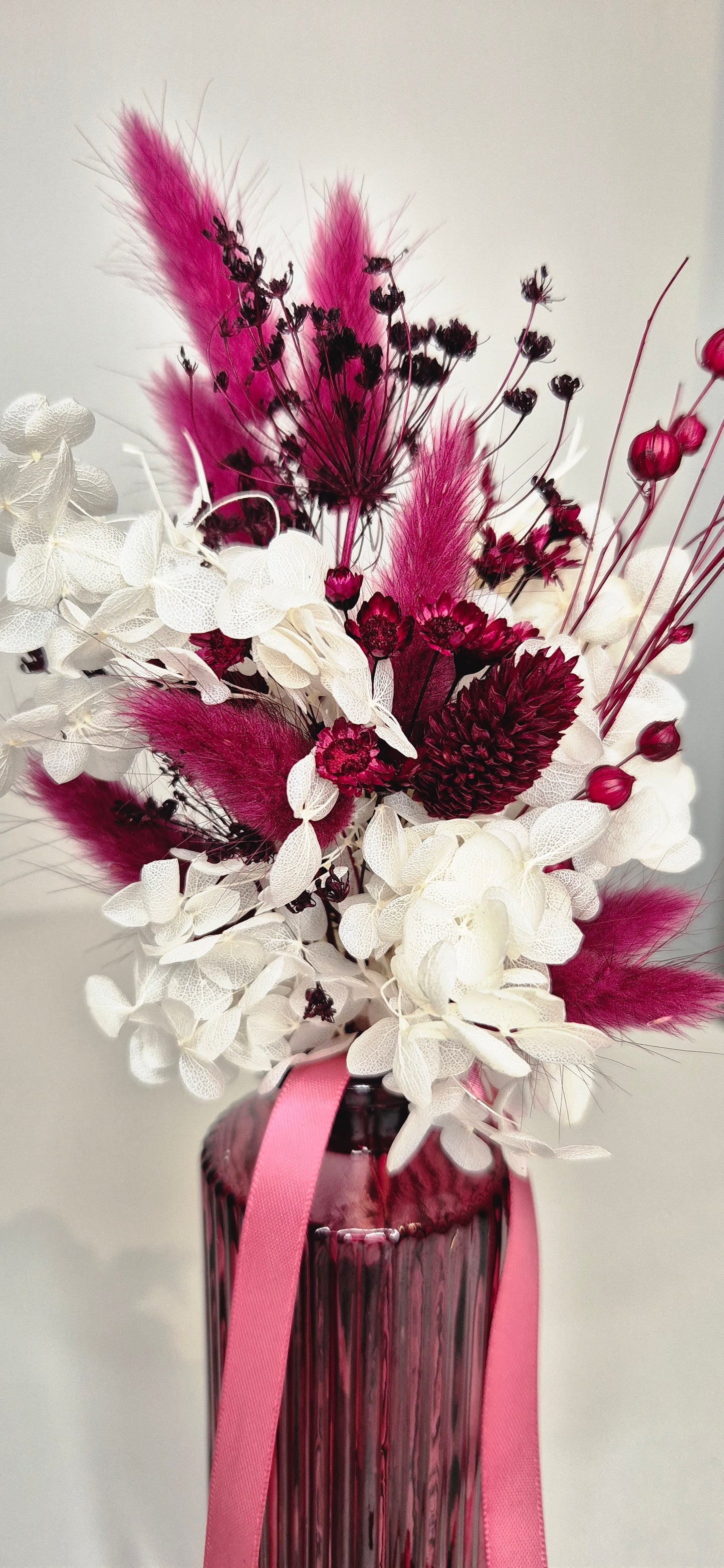 Kleiner Strauß mit Glasvase und Trockenblumen "Bodeaux-Weiß"