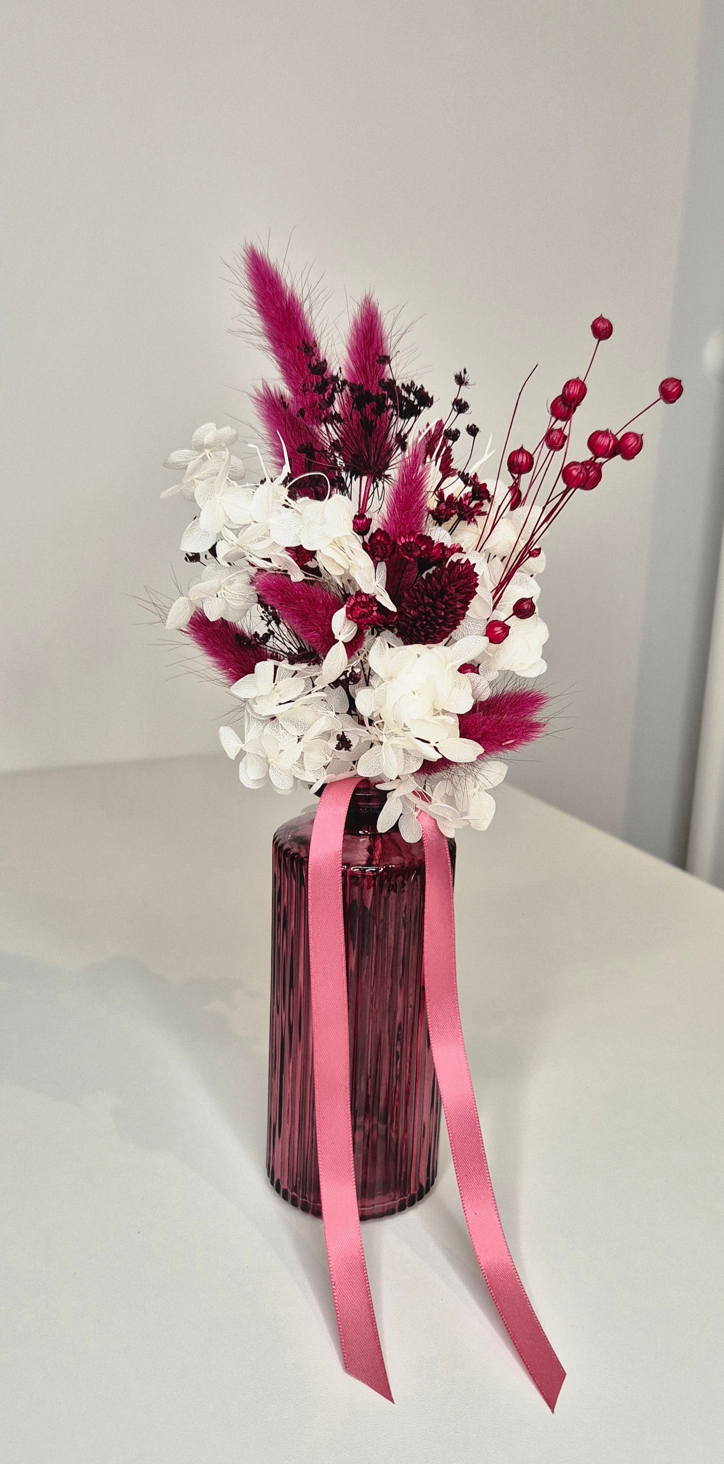 Kleiner Strauß mit Glasvase und Trockenblumen "Bodeaux-Weiß"