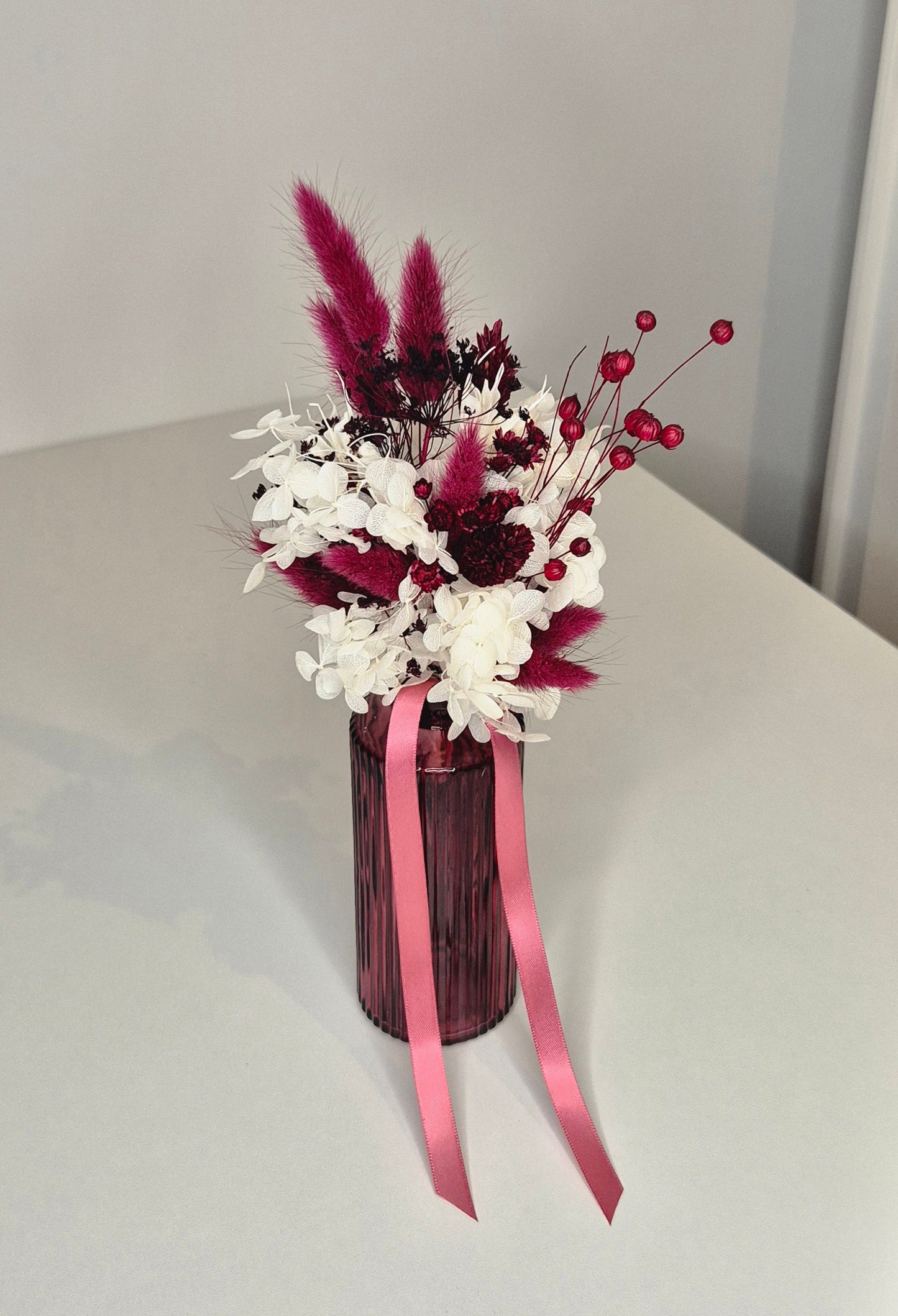 Kleiner Strauß mit Glasvase und Trockenblumen "Bodeaux-Weiß"
